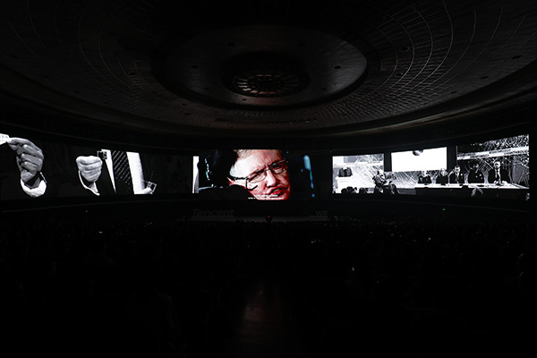 霍金WE大会演讲：地球太小了，最好的方法是移民太空