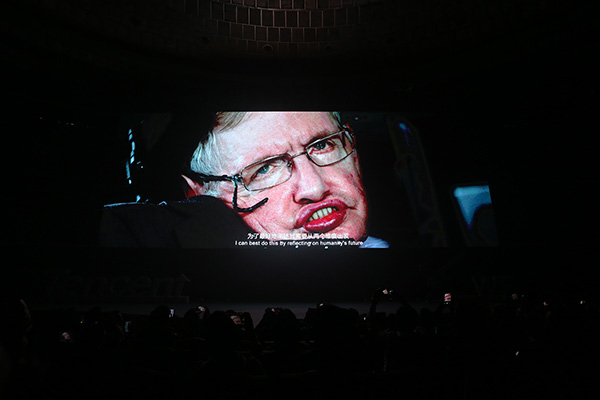 霍金WE大会演讲：地球太小了，最好的方法是移民太空