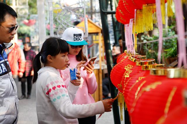 智能手机与百度搜索成为元宵猜灯谜利器