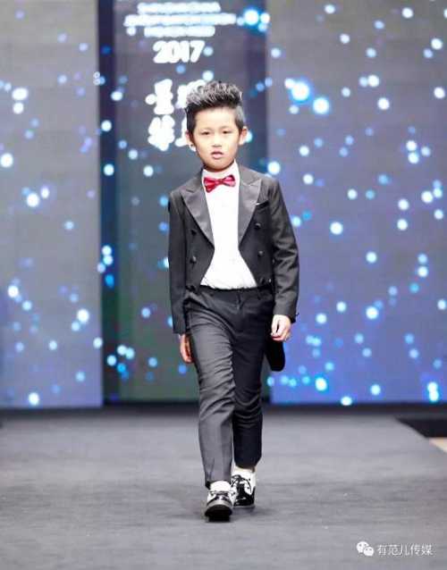“T台小王子”雷添涵魅力无限闪耀卫视跨年晚会