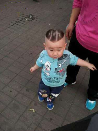 搞笑图片:小伙子挺自恋啊