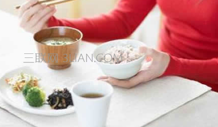晚上不吃饭可以减肥吗    三联
