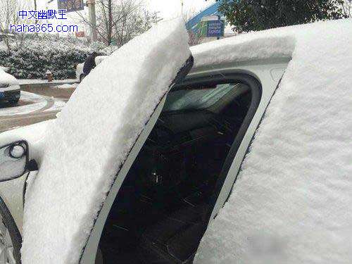 搞笑图片:雪下成这样开个车门都要考验