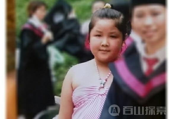 何妍小时候照片