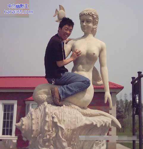 搞笑图片:能不能不要对雕像这么猥琐