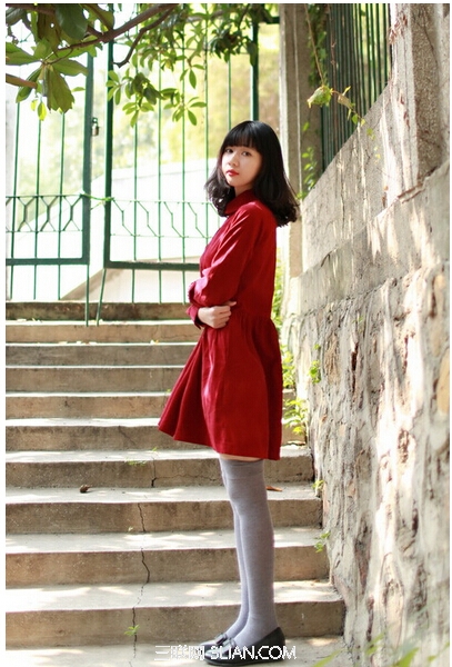 2015适合圆脸女生的优雅烫发发型 三联