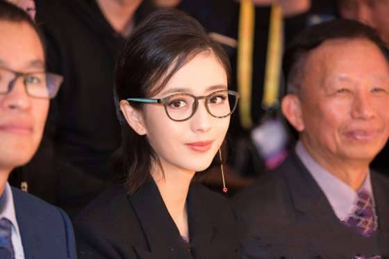 老公“出轨门”后佟丽娅首现身，短发干练气场全开