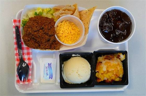 世界各地的学校食堂饭菜，美国的最容易长胖