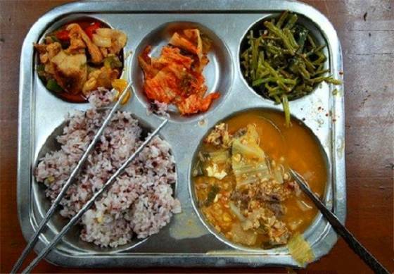 世界各地的学校食堂饭菜，美国的最容易长胖