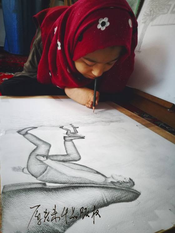 一个用嘴巴作画的阿富汗女孩