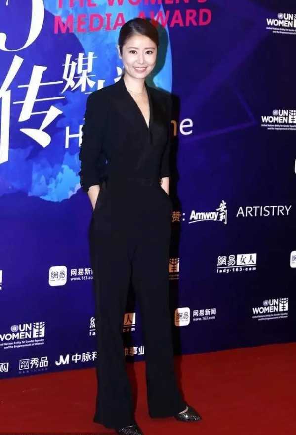 林心如衣服搭配图片 40岁的林心如穿衣越来越性感漂亮