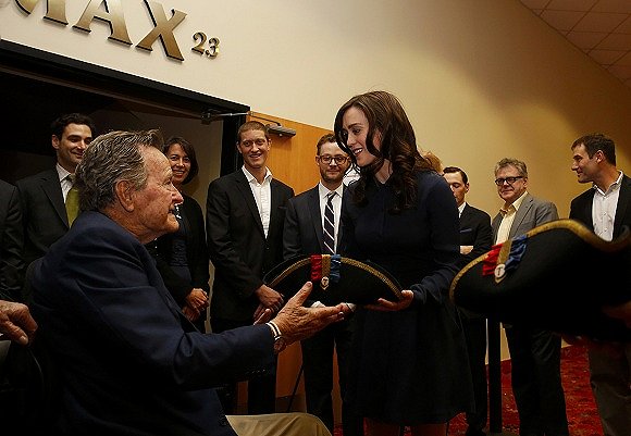 被美国女演员指责性骚扰 老布什表示“最诚挚道歉”