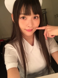 政委真会玩！上坂堇穿上护士装引发网友关注