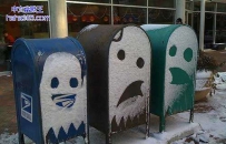 一场雪之后的垃圾箱