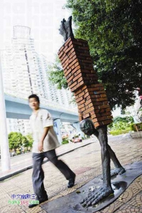 据说这是'房奴'雕塑