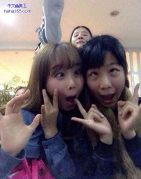 后面的妹子为了抢镜也是拼了