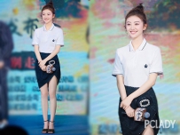 短袖polo衫老气？可景甜把它穿的元气又少女