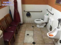 上个厕所，还要带陪审团啊