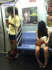 此女装扮特别，其他人都不敢坐了