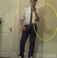 男子翻出诡异旧照片 “影子”不科学