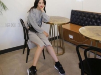 灰色针织裙如何搭配鞋子