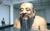 这雕塑，是有点吓人