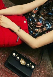 gucci珍珠包钥匙怎么用 又一波Gucci Peony珍珠包街拍华丽来袭
