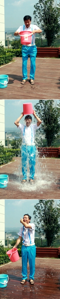 李彦宏完成雷军的“冰桶挑战”（视频）