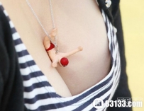 奇妙乳沟项链：登山员攀登“双乳峰”