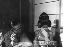 揭二战后的日本艺妓生活写照