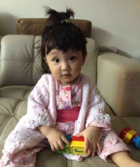 张丹峰照片 洪欣小11岁老公晒女儿大眼萌照