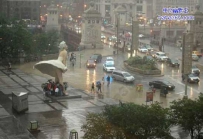 城市雕塑还有避雨功能