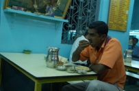 直击印度人用餐现场：为啥只用右手抓着吃