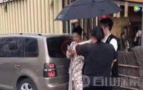 白百何穿拖鞋亮相 素颜吊烟出门憔悴！