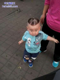 小伙子挺自恋啊