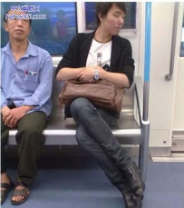 旁边大爷的表情亮了