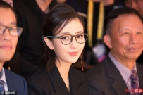 老公“出轨门”后佟丽娅首现身，短发干练气场全开
