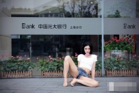 网红女大尺度照片火了 吓得银行报警