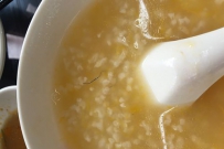 庆丰包子铺频被曝卫生问题 刷碗钢丝现粥碗中
