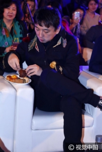 甘薇出席活动超短裙秀美腿险走光 秦岚睡衣秀乳沟、王思聪吃不停 ...