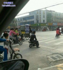 如此拉风的摩托，就想问大哥哪里有买的
