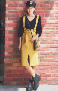 背带裙怎么搭配上衣和鞋子