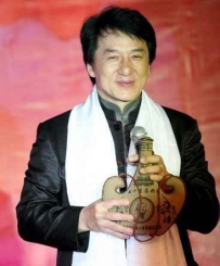 成龙澄清微博力挺菲警言论 发声明为误解致歉