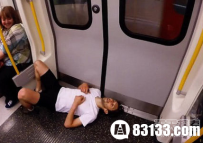 英国男子与地铁赛跑 地铁竟不幸落败