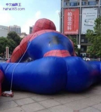 蜘蛛侠在练习劈叉