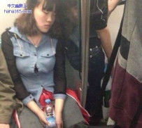 姑娘，你的衣服好像受到了什么惊吓