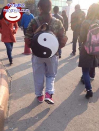这妹子的包要逆天了