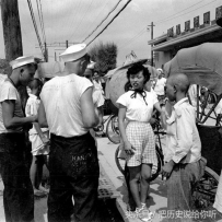 1950年，美国大兵在台湾，迅速与台湾女子“打成一片”