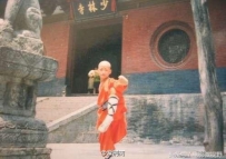 王宝强在少林寺习武旧照--照片中王宝强苦练一字腿基本功鹰爪等 ...