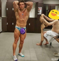 要吐！猛男为求好身材竟将胎盘烤来吃